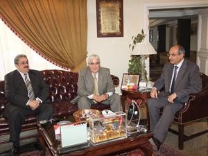 درشيد الحمد خلال لقائه نجلي الخبير الدستوري الراحل محسن عبدالحافظ﻿