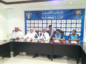 مدرب ازرق 22 عبدالعزيز حمادة يتحدث في المؤتمر الصحافي بحضور المحطب والهويدي