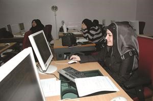 المراة العاملة اثبتت كفاءتها في المجالات التي خاضتها
