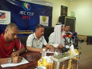 الكرواتي رادان ومحمد عبدالله وجراح العتيقي والزميل عبدالحميد الشطي خلال المؤتمر الصحافي