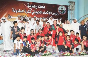 رئيس الاتحاد محمد المعتوق مع الاعضاء واللاعبين﻿