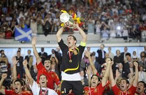 قائد اسبانيا ايكركاسياس يحمل كاس اوروبا 2008