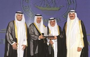 سمو رئيس مجلس الوزراء الشيخ جابر المبارك ومصطفى الشمالي ود محمد الهاشل خلال تكريمهم للشيخ سالم العبدالعزيز 	 متين غوزال﻿