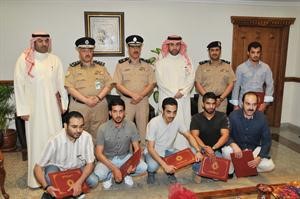اللواء انور الياسين متوسطا المكرمين