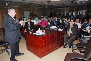 ريتشارد كابتش اثناء القائه المحاضرة
