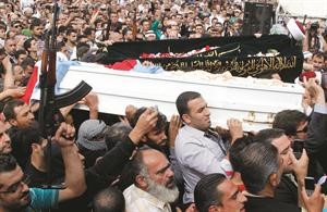 الشماليون يشيعون الشيخ احمد عبدالواحد والشيخ محمد حسين مرعب في بلدة البيرة امس محمود الطويل