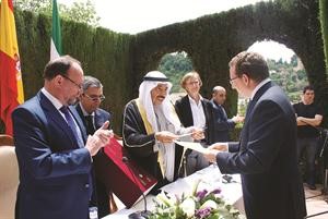 عبدالعزيز البابطين يسلم الجائزة خلال الحفل﻿