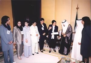 سمو الامير الراحل الشيخ جابر الاحمد رحمه الله اثناء لقائه احد الوفود النسائية
