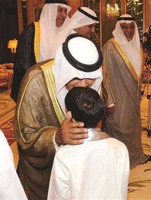 سمو ولي العهد مصافحا احد المتفوقين
