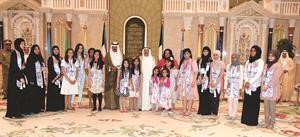 صاحب السمو الامير الشيخ صباح الاحمد وسمو ولي العهد الشيخ نواف الاحمد يتوسطان فاطمة الامير والمتفوقات من ابناء الشهداء
