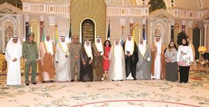 صاحب السمو الامير وسمو ولي العهد مع اعضاء مكتب الشهيد
