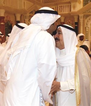 قبلة على راس صاحب السمو
