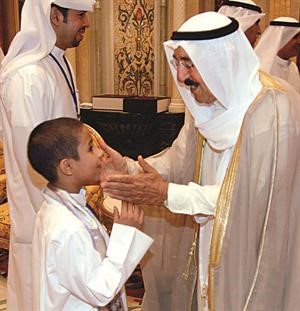 صاحب السمو خلال لقائه احد الطلبة