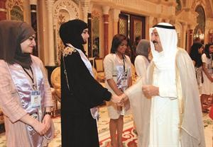 صاحب السمو الامير خلال مصافحته المتفوقات