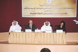 المتحدثون في ندوة جمعية المحامين﻿