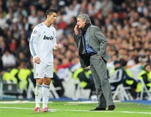مدرب ريال مدريد جوزيه مورينيو اكد احقية نجم الفريق كريستانيو رونالدو بالفوز بالكرة﻿