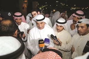الوزير شعيب المويزري متحدثا للصحافيين﻿