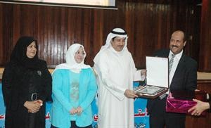 راضي العويد وعائشة الروضان يكرمان المشاركين﻿