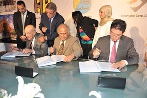 وو وينغ هاو ودعبداللطيف البدر وعبدالمحسن القطان خلال توقيع العقود﻿