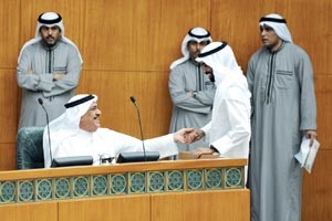 تحية متبادلة بين مصطفي الشمالي ودعبيد الوسمي قبل الانتقال الى بند الاستجوابات	متين غوزال