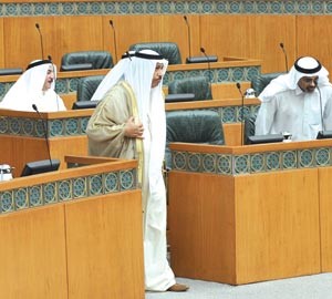 سمو رئيس الوزراء الشيخ جابر المبارك اثناء انسحابه من الجلسة