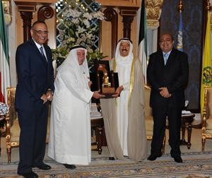 صاحب السمو الامير الشيخ صباح الاحمد خلال لقائه القس عمانويل غريب﻿