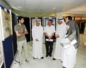 جولة على الملصقات العلمية المشاركة في المعرض﻿