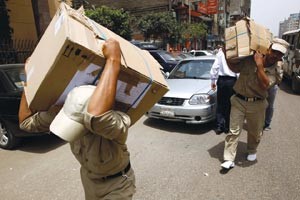جنود مصريون يحملون صناديق اوراق الاقتراع الى احدى اللجان في القاهرة رويترز