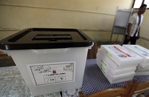 اوراق الاقتراع بجوار احد الصناديق في لجنة انتخابية بالجيزة انتظارا للتصويت اليوم وغدا رويترز