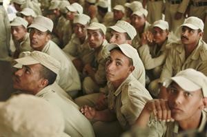 جنود مصريون يستمعون الى التعليمات الاخيرة حول تامين الانتخابات الرئاسية رويترز