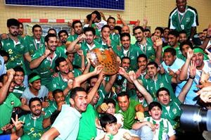 لاعبو العربي يحتفلون مع درع الدوري	عادل اليعقوب﻿