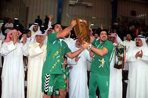 علي مراد يرفع درع الدوري بوجود النائبين صالح عاشور وحمد المطر﻿
