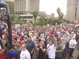 ثورة في الميدان وترحاب بضيوف مصر