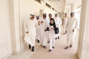 دالتمار وسالم الفيلكاوي يتحدثان الى الزميلة بشرى شعبان خلال جولة في المبنى﻿