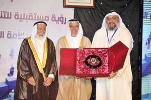 الشيخ علي الجراح في جانب من التكريم	 سعود سالم ﻿