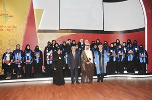 الشيخ دمحمد الصباح ودعبدالرزاق النفيسي ودخليفة بهبهاني مع الطالبات المتفوقات﻿
