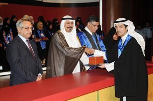 تكريم احد المتفوقين﻿