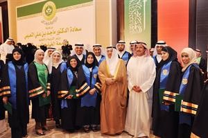 راشد النويهض والسفير عزام الصباح مع الطلبة الخريجين﻿