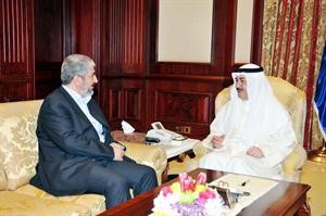 الشيخ احمد الحمود خلال استقباله خالد مشعل﻿