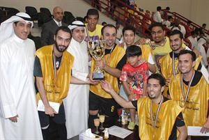 الفريق الفائز يحمل الكاس ﻿