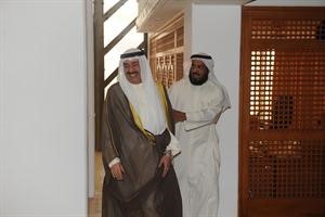 الشيخ احمد الحمود مبتسما بعد حديث مع فلاح الصواغ