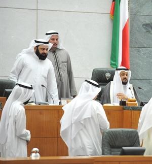 عبدالله البرغش على المنصة يرفع الجلسة
