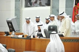 نائب الرئيس خالد السلطان يرفع الجلسة والنواب يحيطون به على المنصة متين غوزال