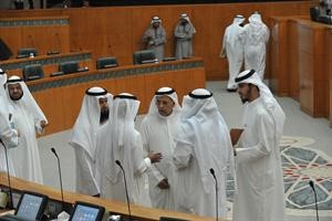 بدر الداهوم ومحمد الخليفة وداحمد مطيع في نقاش داخل القاعة 