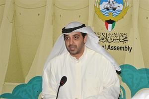 الشيخ محمد العبدالله متحدثا للصحافيين