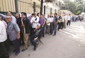 حشد جماهيري في احد الطوابير بلجنة انتخابية في القاهرة رويترز 