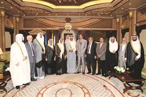 سمو ولي العهد الشيخ نواف الاحمد مستقبلا حمود الرومي واعضاء الوفد المشارك في المؤتمر الاقتصادي الثاني﻿