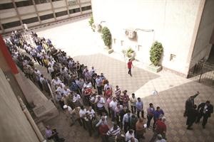 طابور طويل داخل احدى اللجان الانتخابية