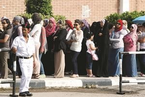 حشد نسائي امام احدى اللجان الانتخابية في القاهرة بانتظار الادلاء باصواتهن امس رويترز