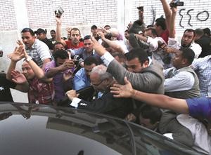 لحظة الاعتداء على المرشح الرئاسي احمد شفيق امام اللجنة الانتخابية في التجمع الخامس بالاحذية